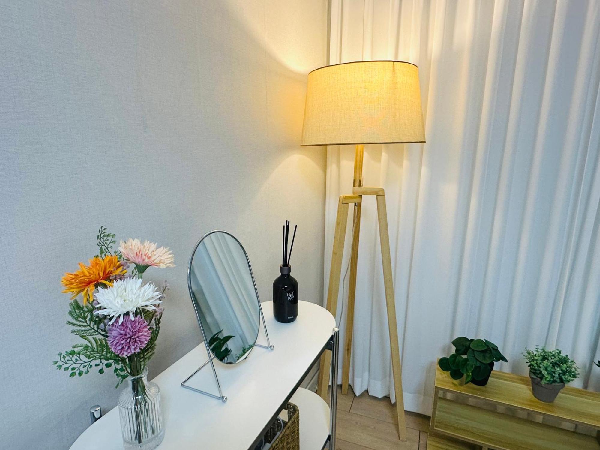 Green, 7 Minutes Walk From Hongdae Entrance Station And Shinchon Station, Spacious Separate Apartment