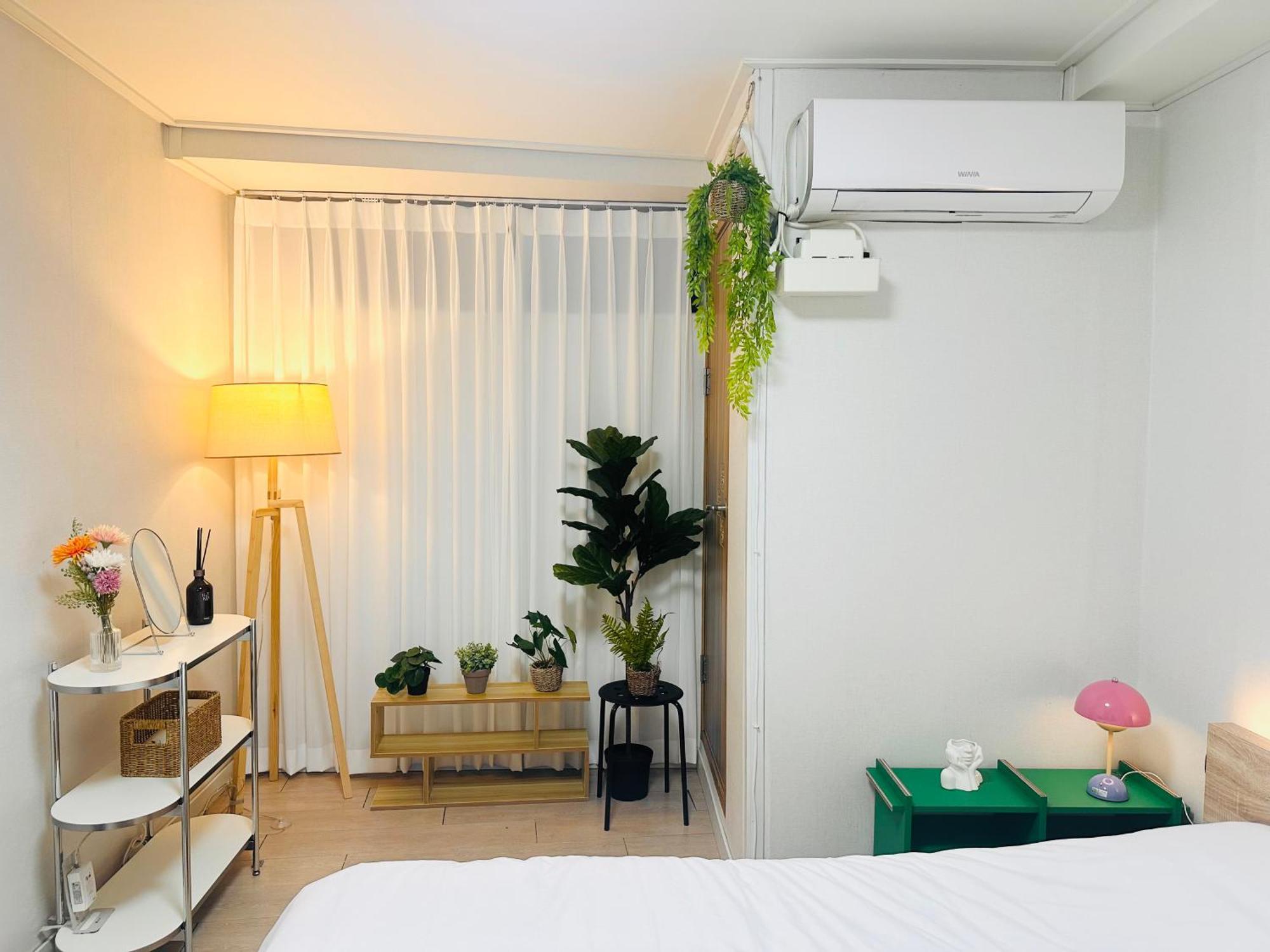 Apartment Green, 7 Minutes Walk From Hongdae Entrance Station And Shinchon Station, Spacious Separate *