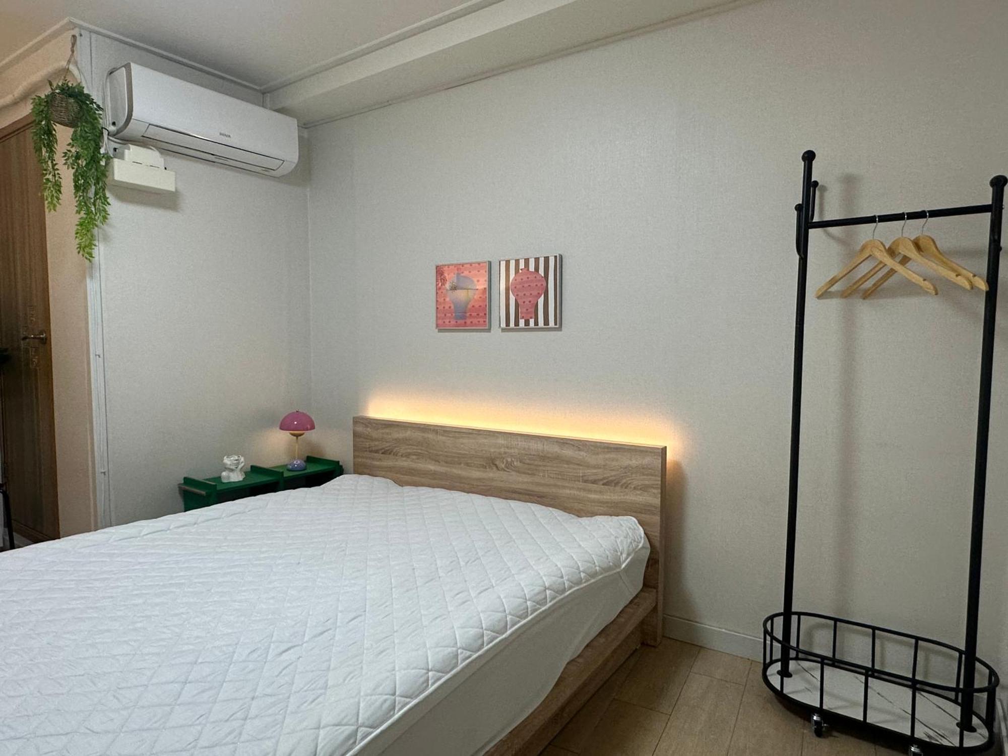 Apartment Green, 7 Minutes Walk From Hongdae Entrance Station And Shinchon Station, Spacious Separate Seoul