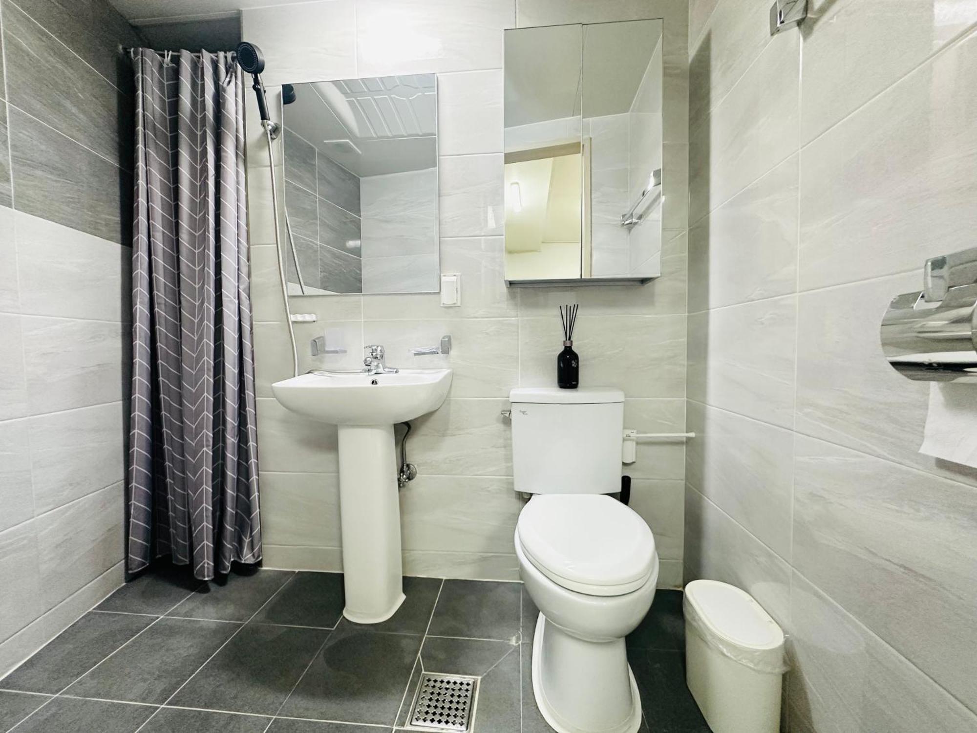 Apartment Green, 7 Minutes Walk From Hongdae Entrance Station And Shinchon Station, Spacious Separate Seoul