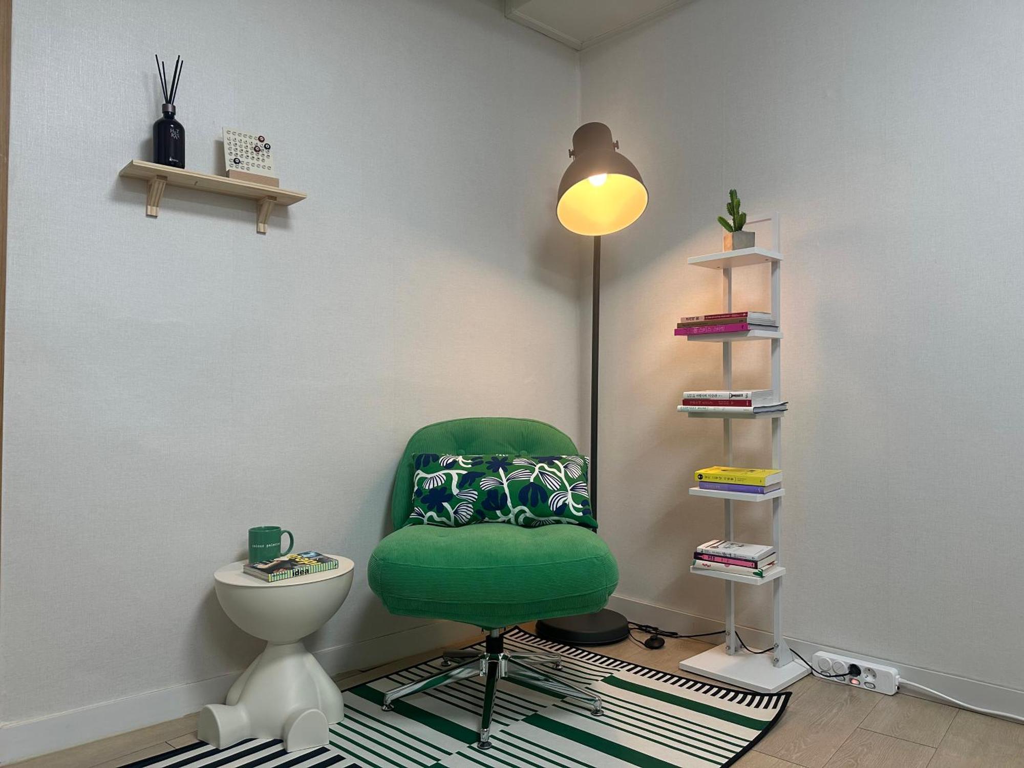 Green, 7 Minutes Walk From Hongdae Entrance Station And Shinchon Station, Spacious Separate