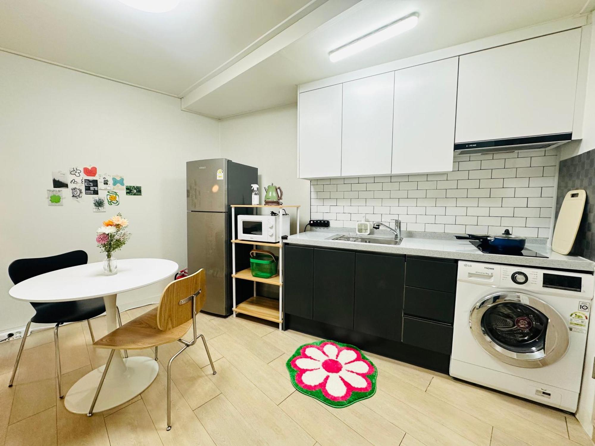 Green, 7 Minutes Walk From Hongdae Entrance Station And Shinchon Station, Spacious Separate Apartment *