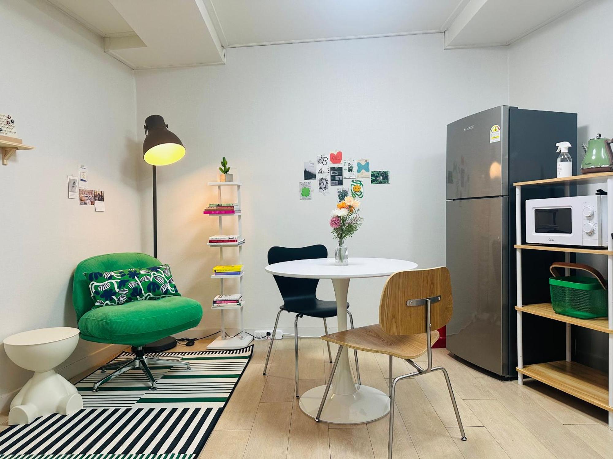 Green, 7 Minutes Walk From Hongdae Entrance Station And Shinchon Station, Spacious Separate * Seoul