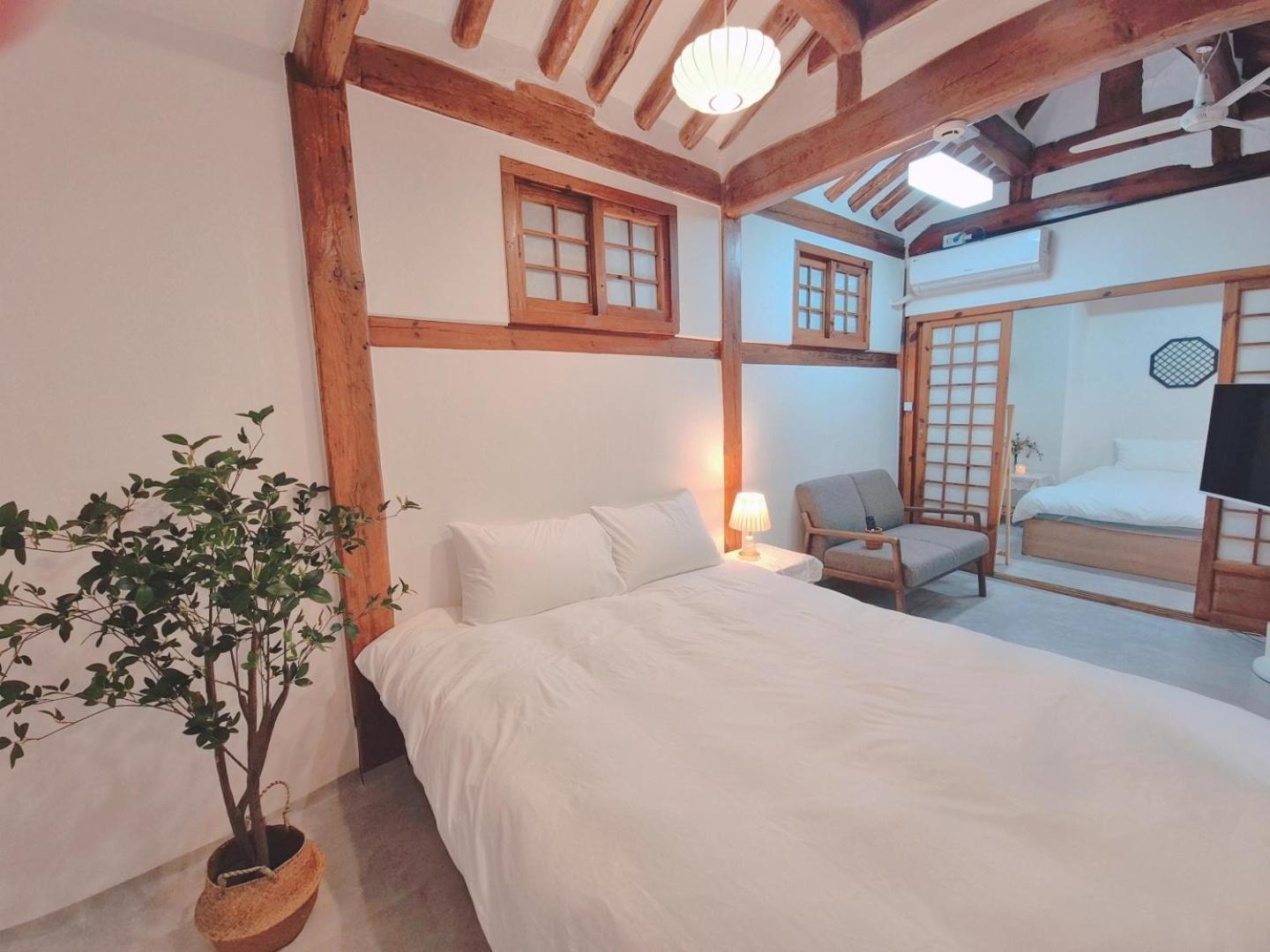 Hanok Entire House, Bukchon Hanok Village Apartment Seoul