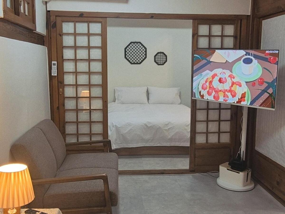 Hanok Entire House, Bukchon Hanok Village Apartment *