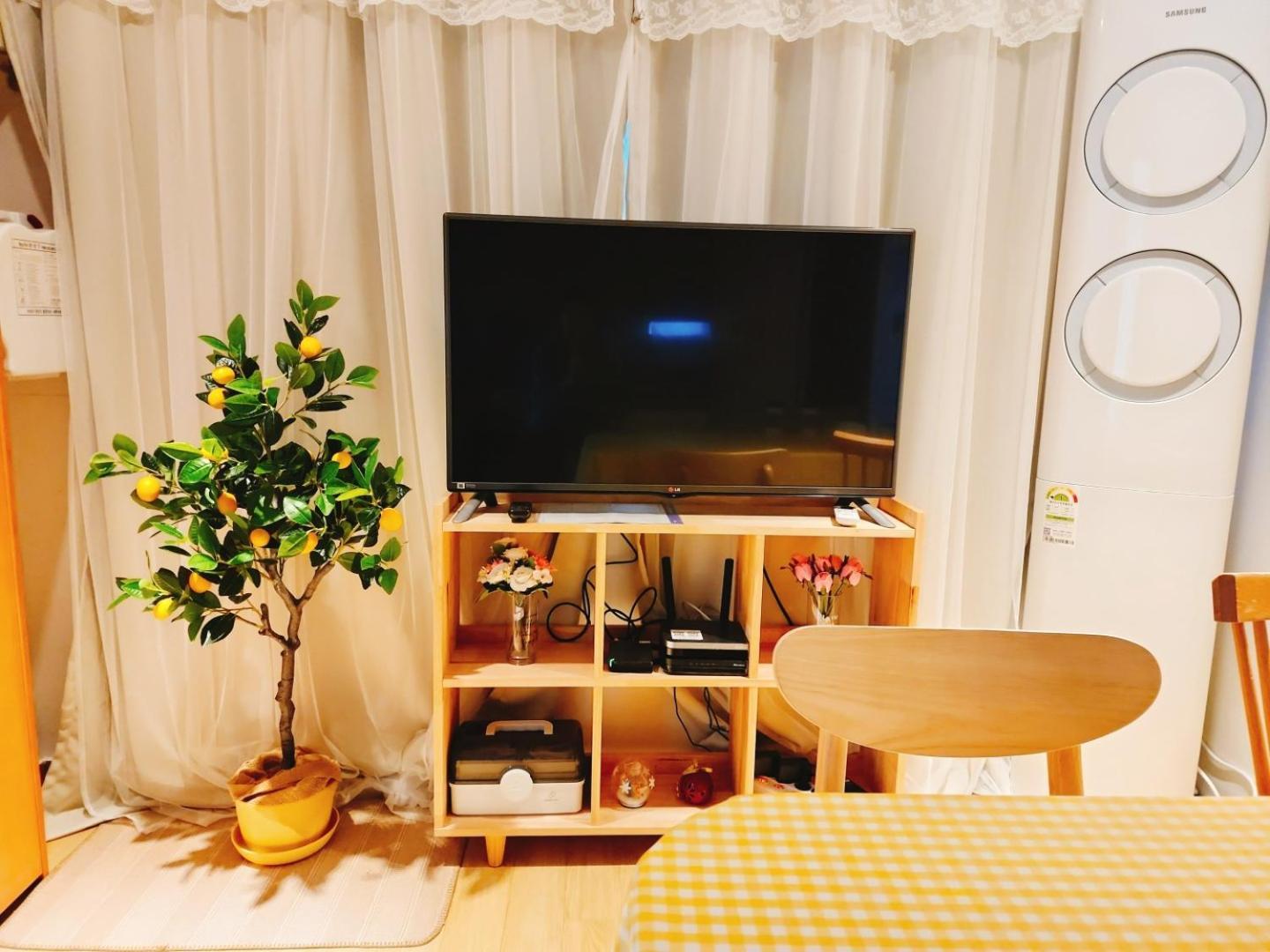 Comfort House 2 Bed Hwagok Station 4minutes Gimpo Airport 10 Minutes Apartment Seoul