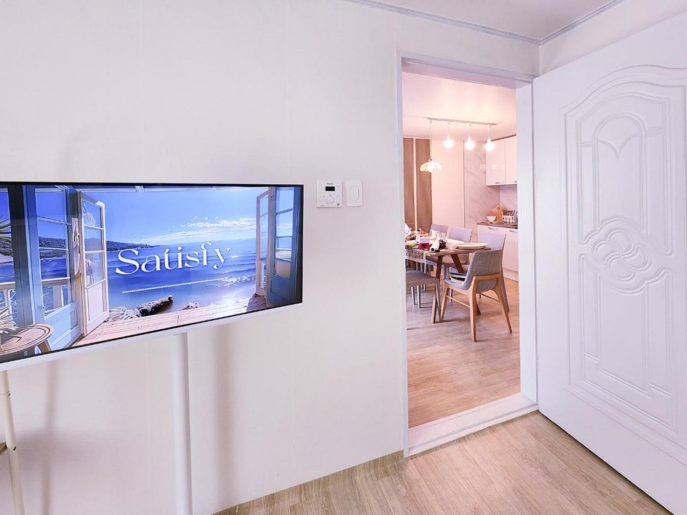 Apartment 8 Minutes Walk From Sillim Station, Fully Furnished
