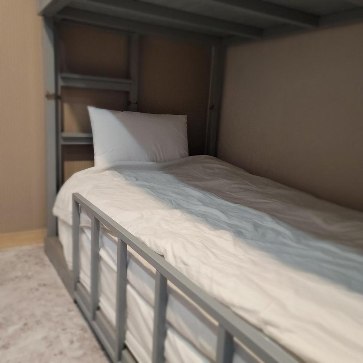 Apartment J Honor