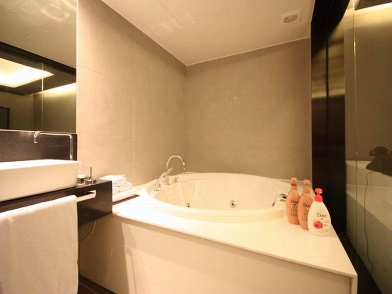 Nyx Hotel *