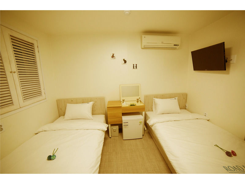 Road House Myeongdong 2* Seoul