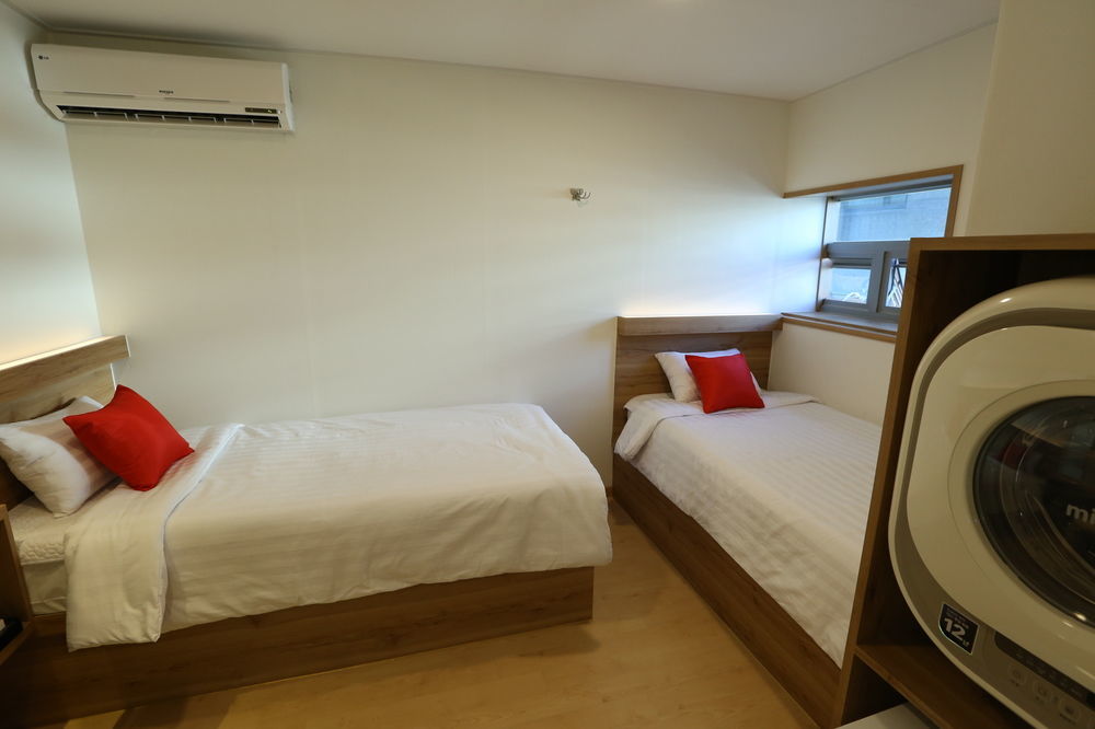 Hostel Step Myeongdong 1 *