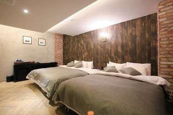 2.4 Motel