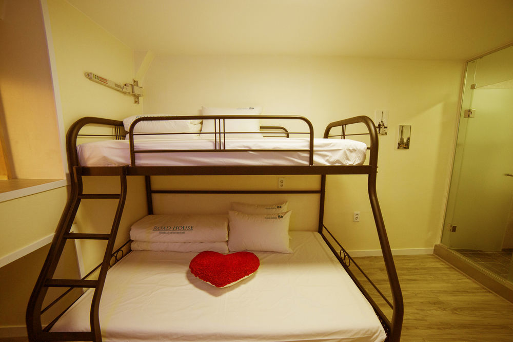 Guest house Road House Myeongdong 2*