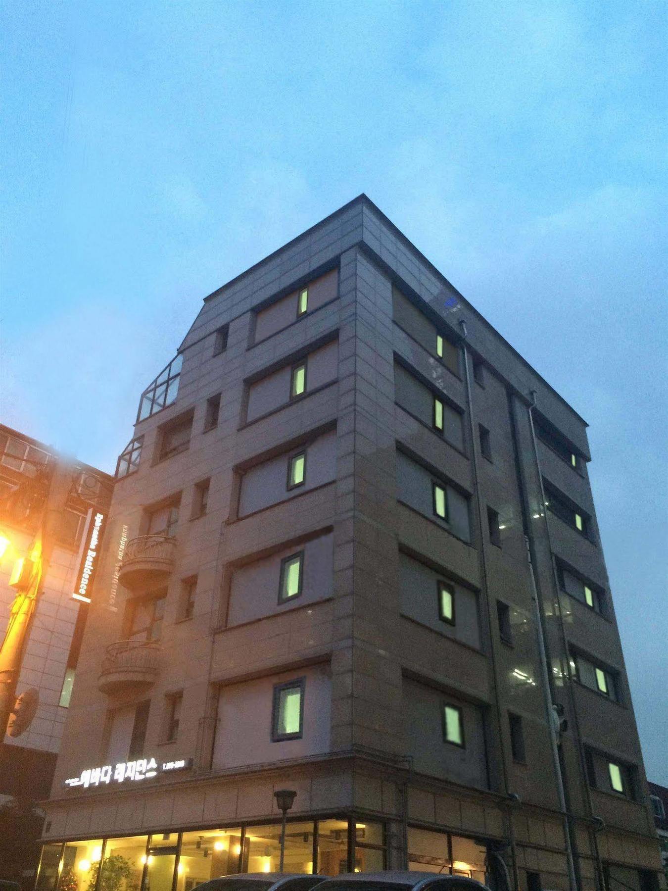E Apartment *