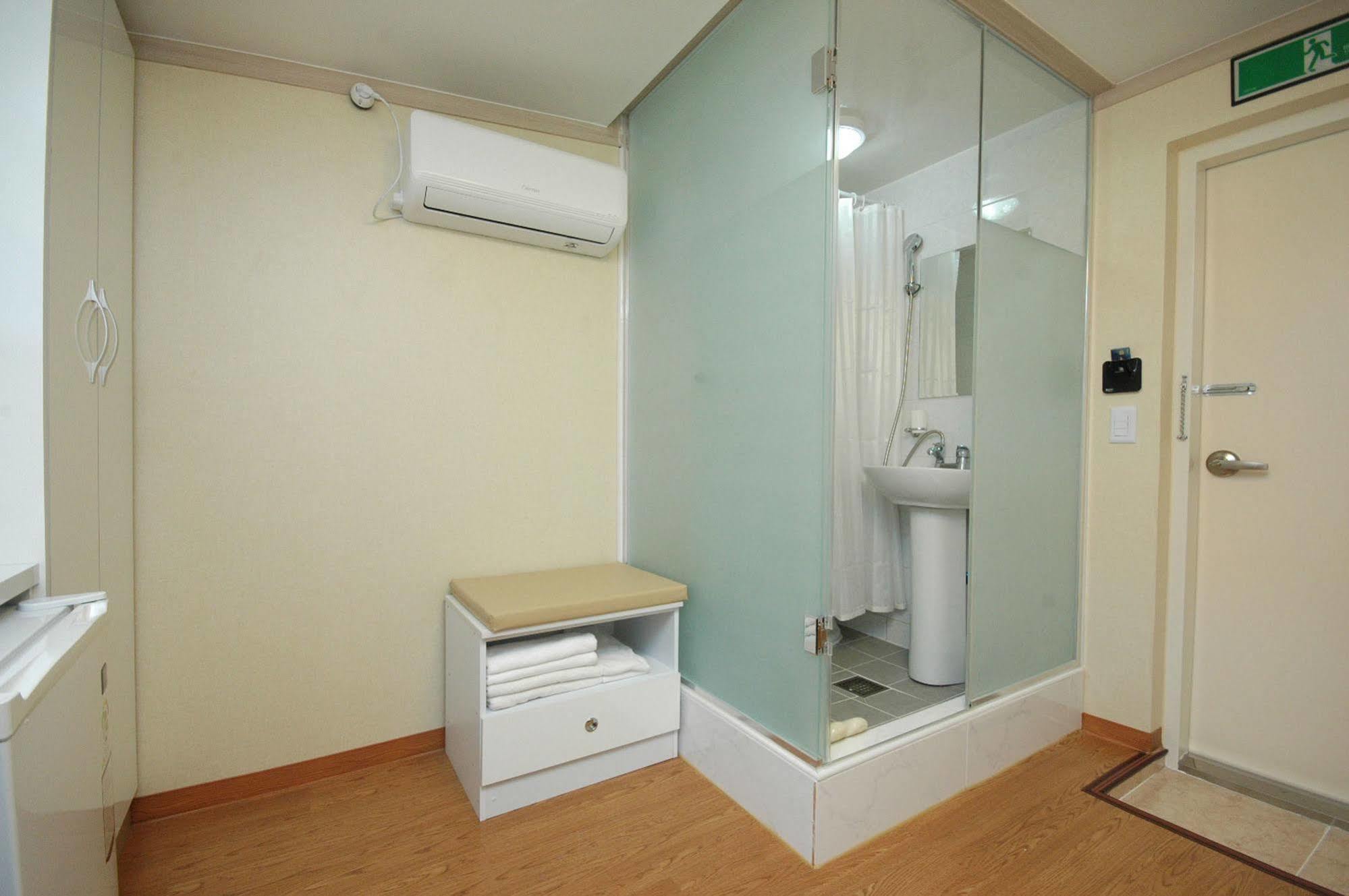 E Apartment *