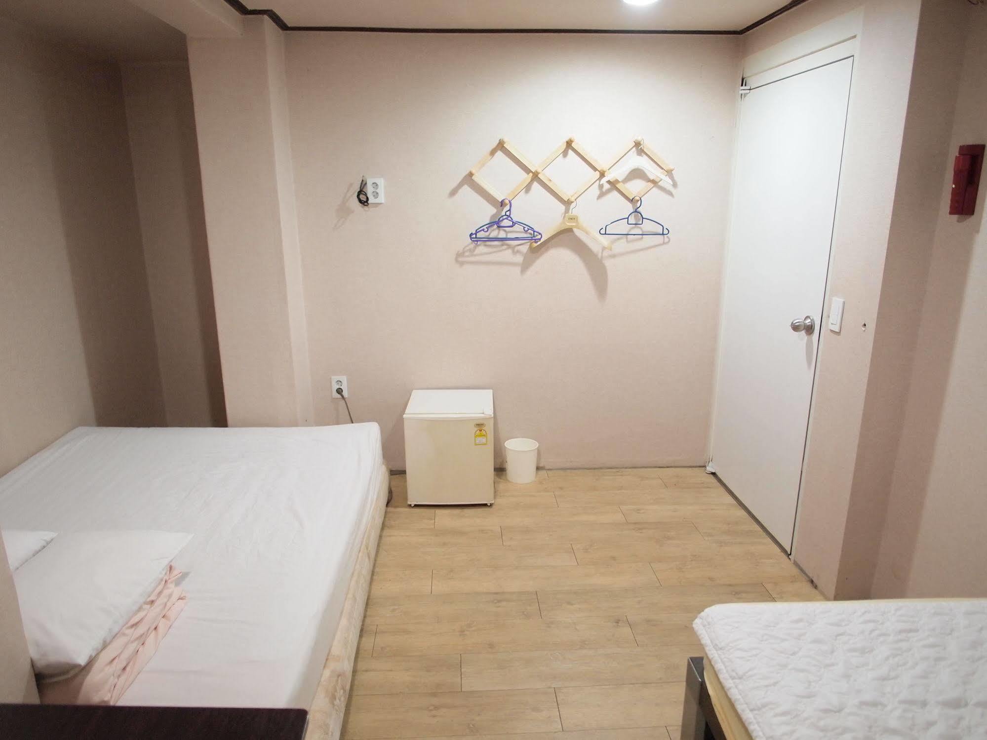 Hostel Shinchon *
