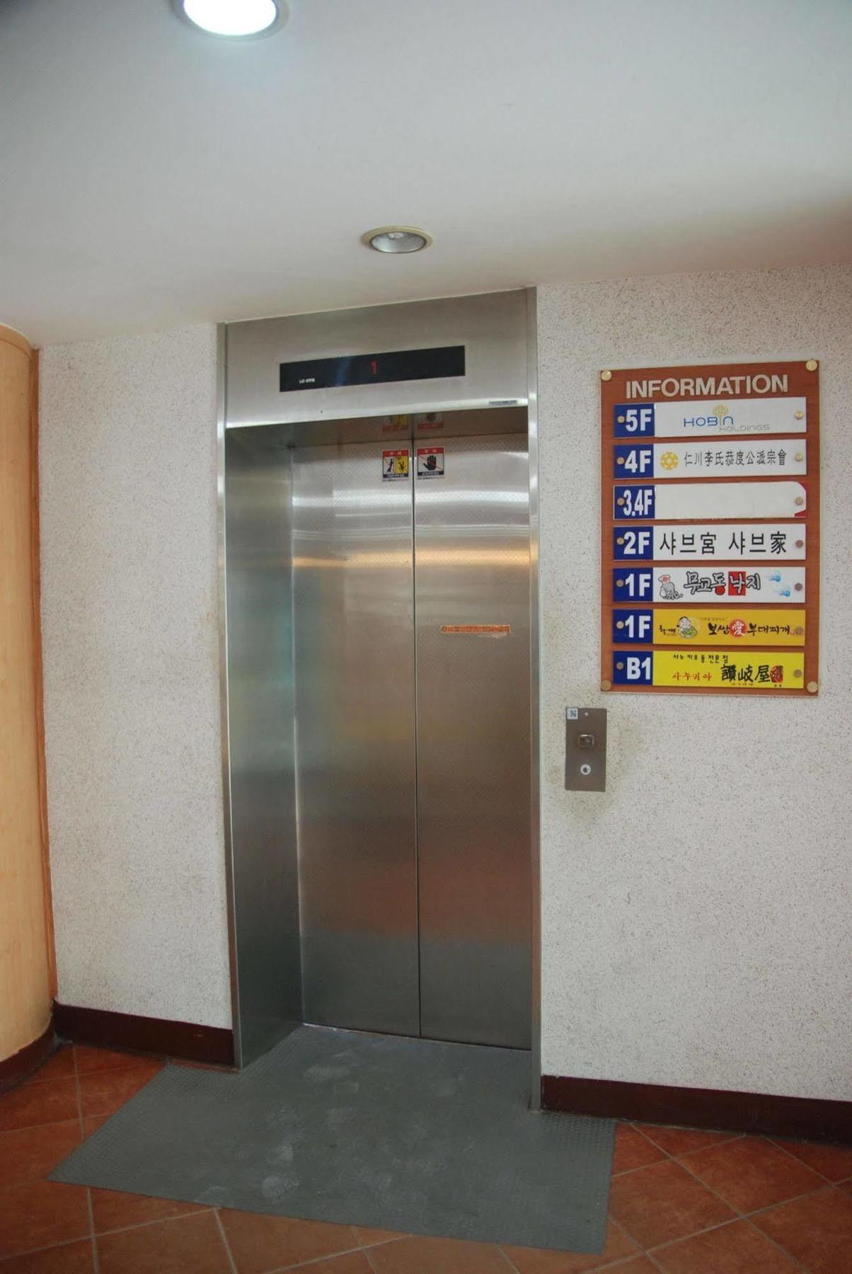 24 Hall Hostel *