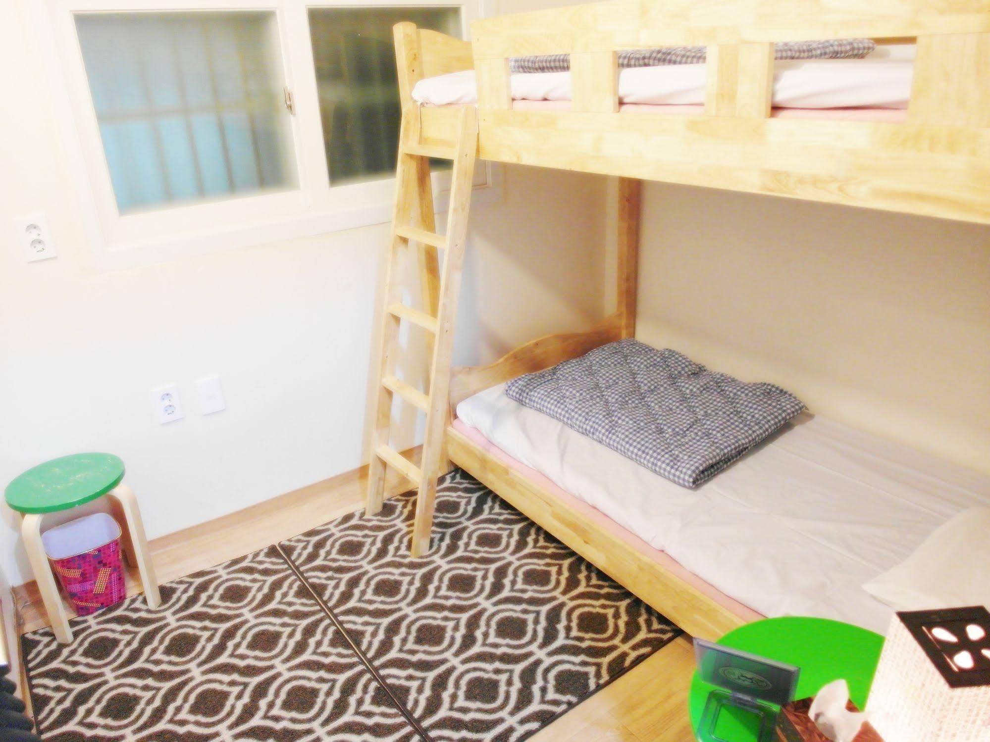 Bunk Backpackers Guest house 2*