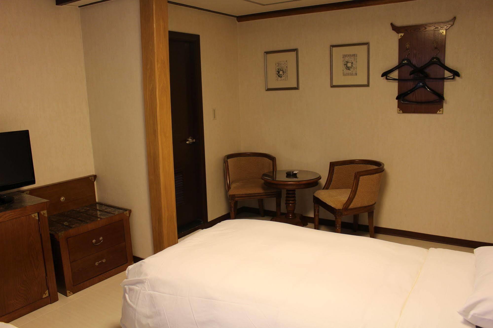 Insadong Crown Hotel