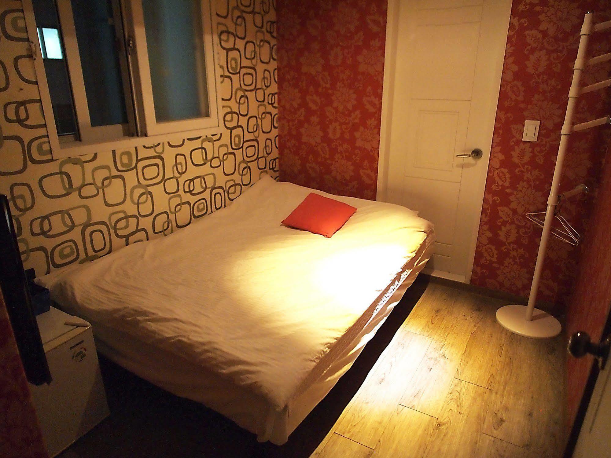 D.h Sinchon Guest house Seoul