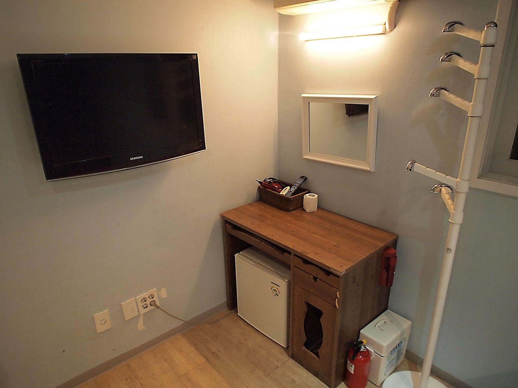 D.h Sinchon Guest house