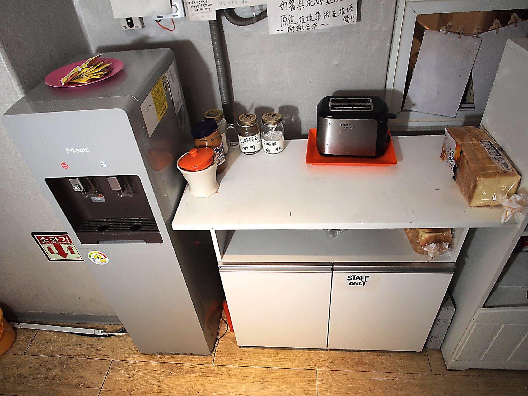 D.h Sinchon Guest house Seoul