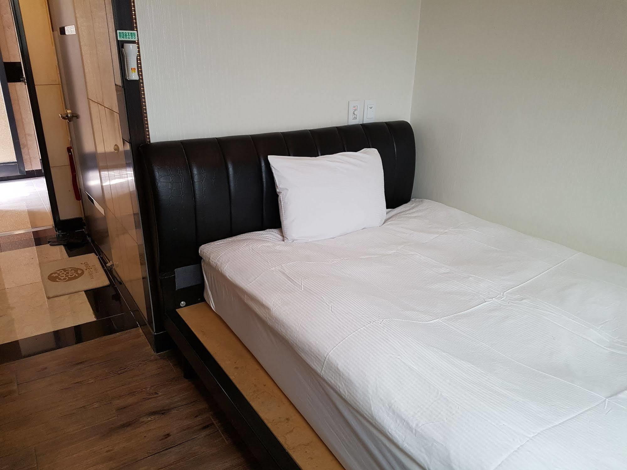 Youngbin Hotel 2*