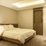 Two Be In Tourist Hotel