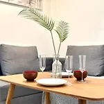 Spacious And Relaxing Duplex Hongik Stn 1Min