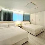 #New Open Sale#1 Stop To Hongdae Subway#3Room 4Bed 2Bathtoom#Cozy Rooftop#Free Luggage Keeping#Free Parking#Close To K-Pop Studio#Many Restaurants