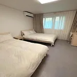 New Jins House - 5Mins To Myeongdong Station, 3 Rooms, Big Living Rooms