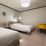 House9 , Room3, Queen Bed4 ,Elevator O , Hills X, Stairs X , 4Min From Subway And Bus Station,Exclusive Space