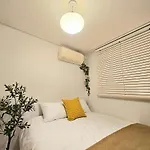 Hongdae 5 Minutes, Sangsu Station 2 Minutes, Maximum 6 People, 3 Queen Beds, Free Luggage Storage