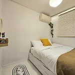 Hongdae 5 Minutes, Sangsu Station 2 Minutes, Maximum 6 People, 3 Queen Beds, Free Luggage Storage