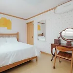 Comfortable Home 10 Min From Hongik University, 5Min From Gajwa Station With Baby Products, 4 Bedrooms 8 People