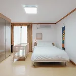 Comfortable Home 10 Min From Hongik University, 5Min From Gajwa Station With Baby Products, 4 Bedrooms 8 People