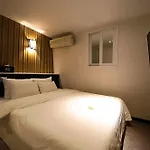 Ez Hotel
