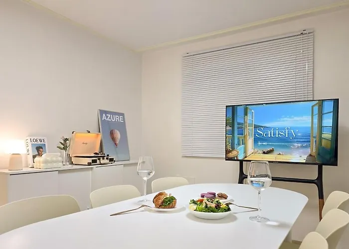 #Family Friends Up To 7 People #Beamprojector #Hongdae, Gangnam, Jamsil 30 Minutes#Luggagestorage Service
