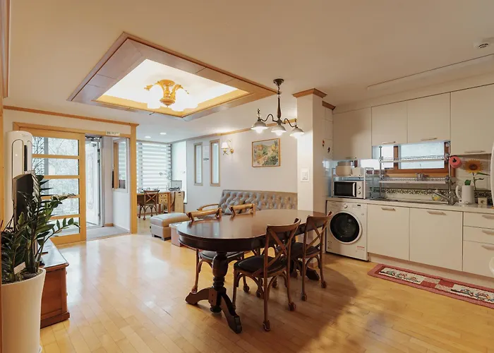 Comfortable Home 10 Min From Hongik University, 5Min From Gajwa Station With Baby Products, 4 Bedrooms 8 People