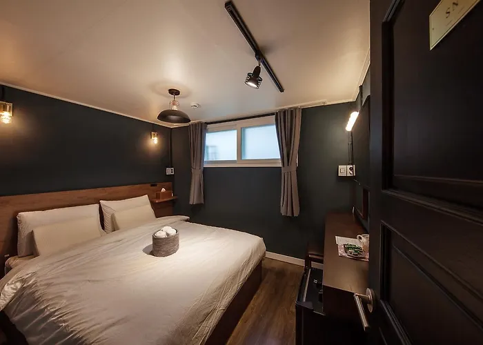 Butler:Lee Hongdae-Female Only