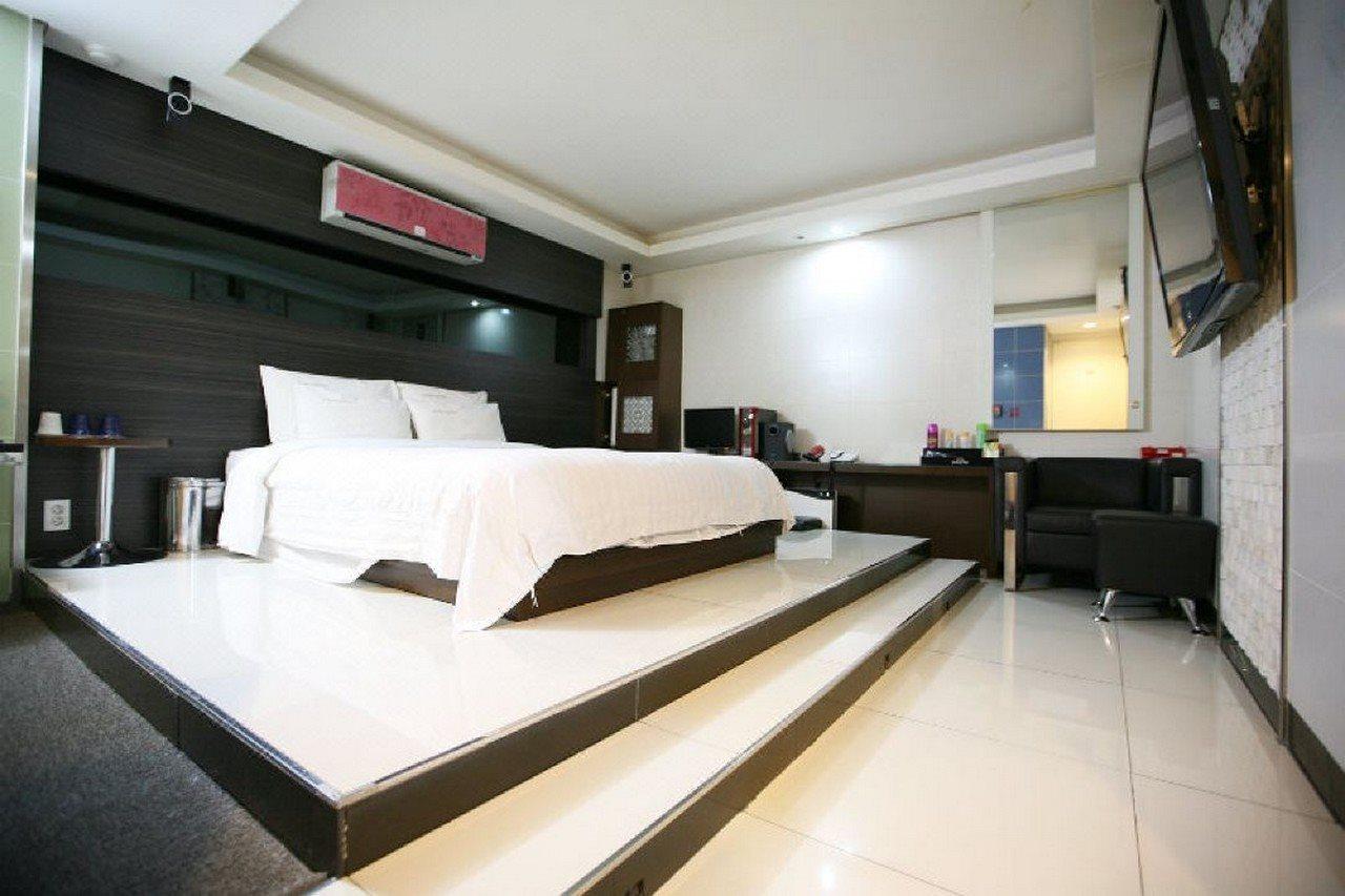 Hit Hotel 2*