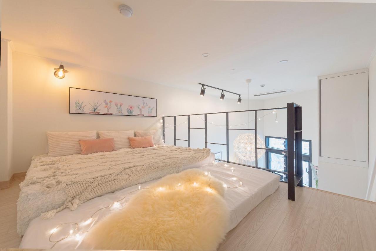 Cozy Duplex In Hongdae Apartment *