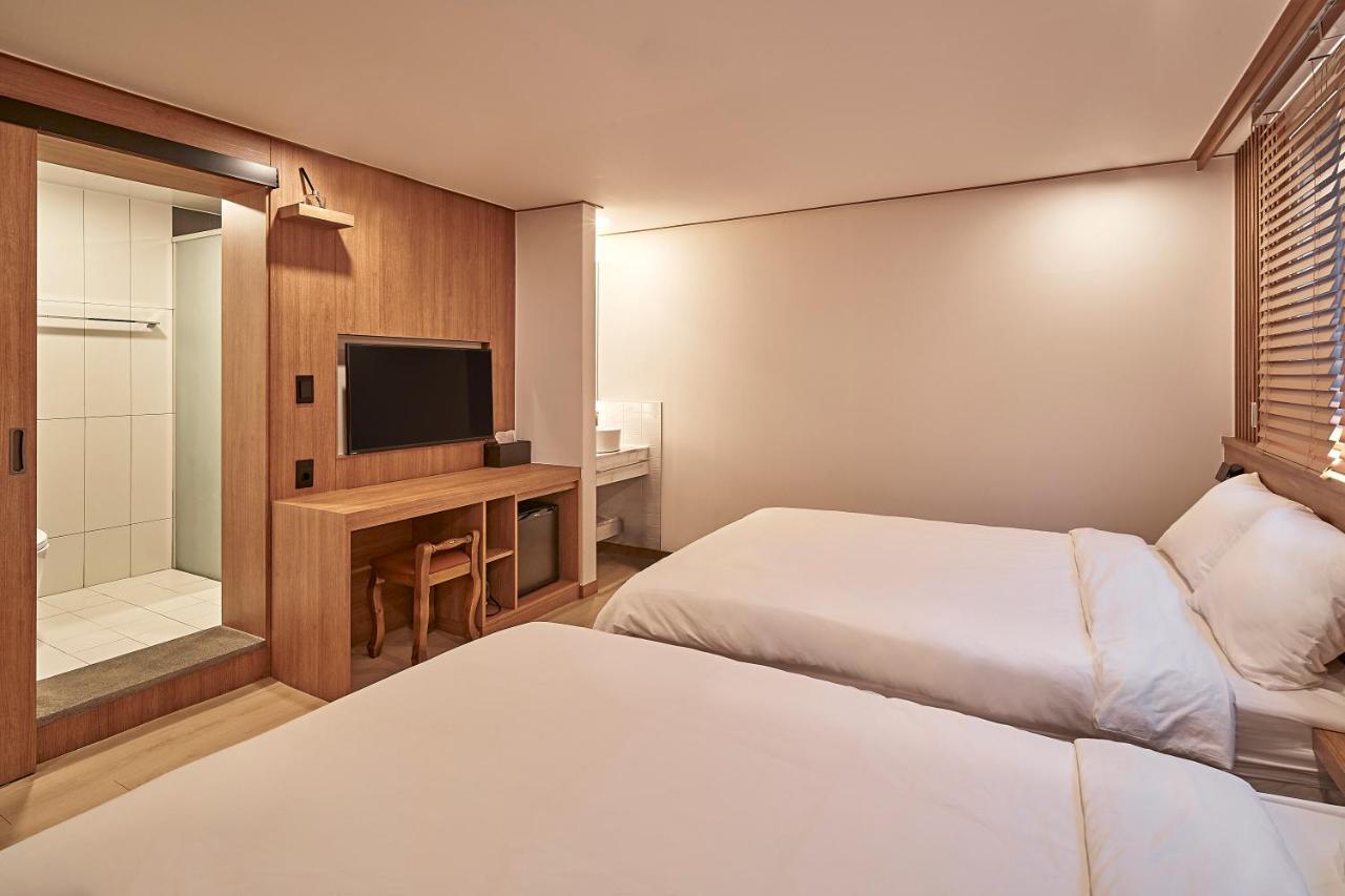 Monday Cracker Hongdae Guest house Seoul