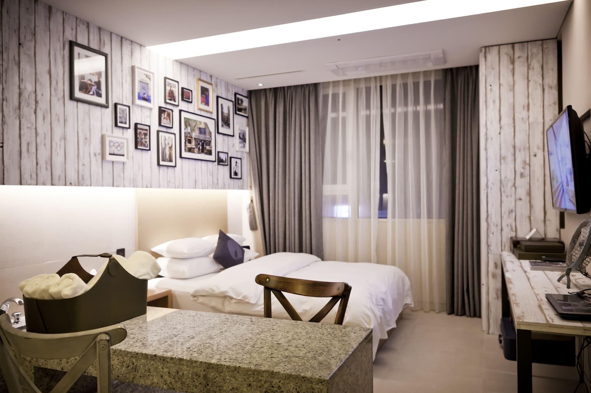 Hotel The Designers Hongdae 3*