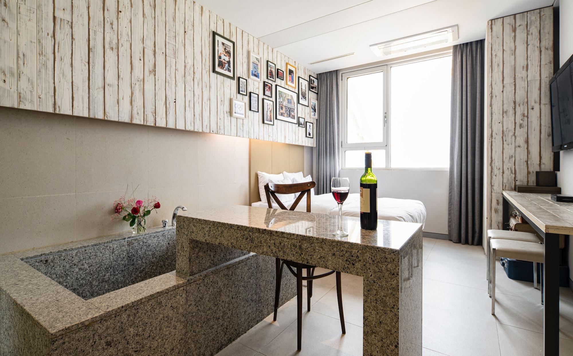 Hotel The Designers Hongdae 3*