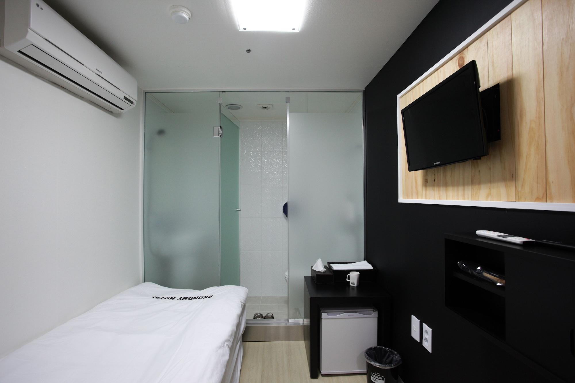 Ekonomy Myeongdong Premier Seoul
