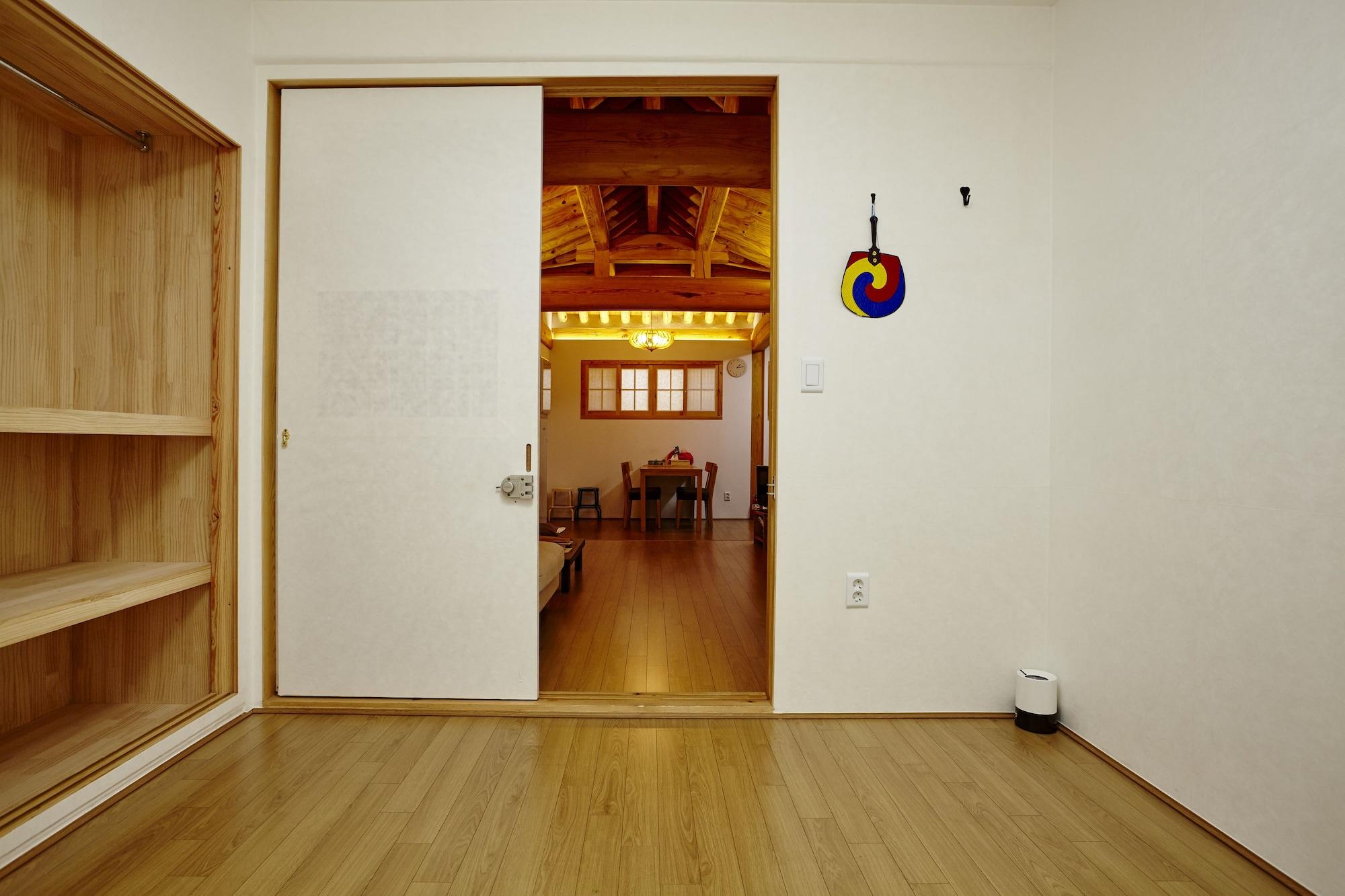 Hanok 24 Gyeongbokgung Guest house
