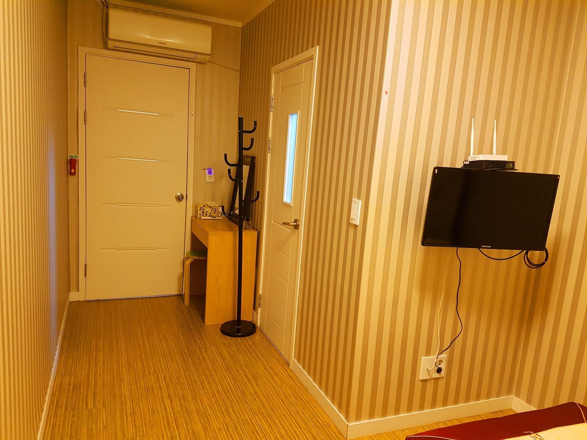 Hotel Mama 2*