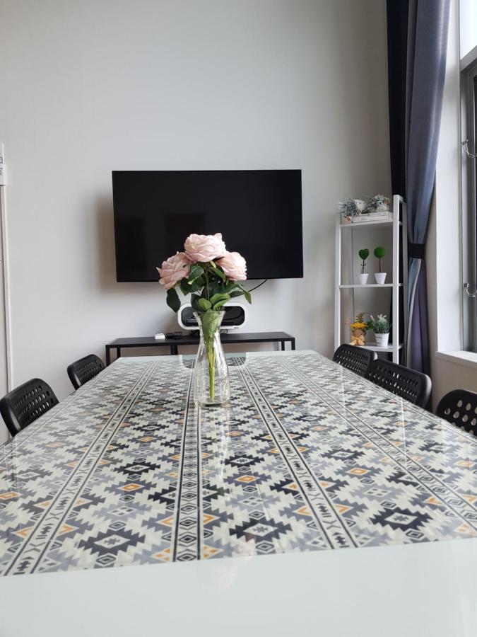 Apartment Hongdae - 1min From Hongik Uni Station Exit #1