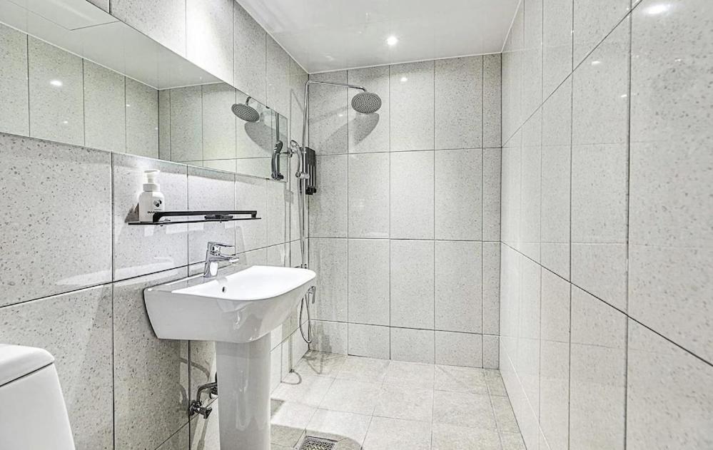 Wo Yongsan Station Motel